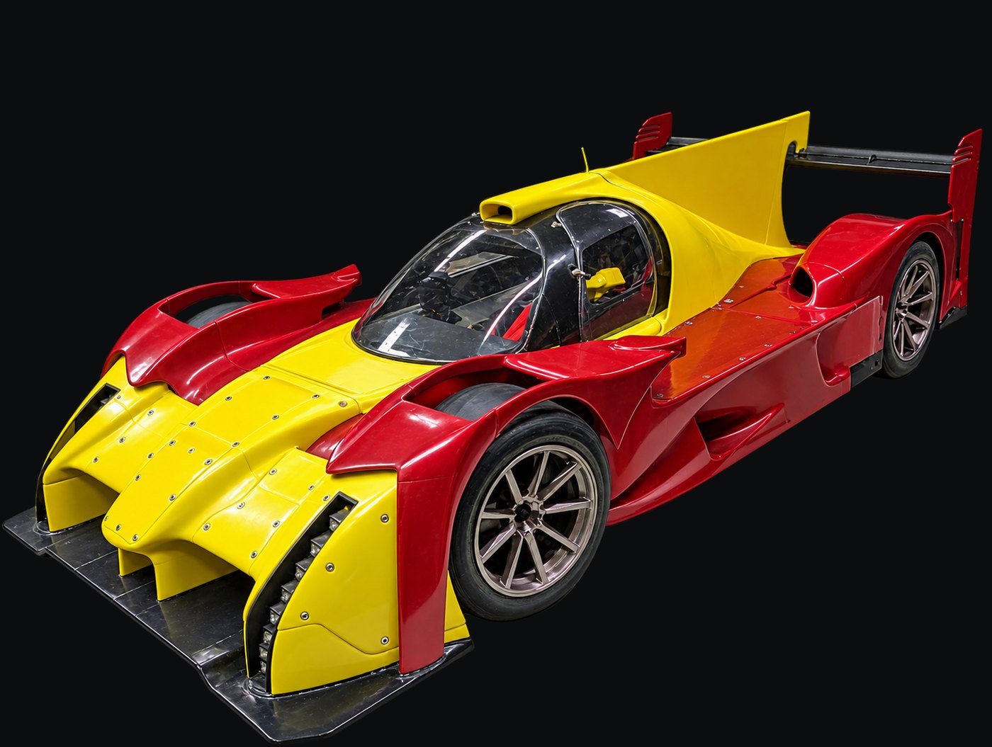 Foto des gebauten LME17AI: autonom fahrendes Modell des LMP1 im Maßstab 1:5, rot-gelb lackiert